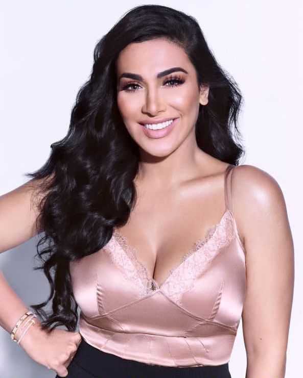 51 Hottest Huda Kattan Big Butt Pictures Which Will Make You Slobber For Her 14
