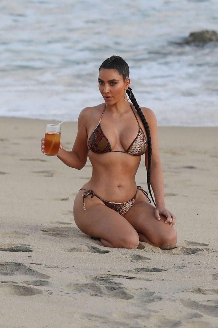 Kim Kardashian Wears Bikini In Malibu (11 Pics) 78
