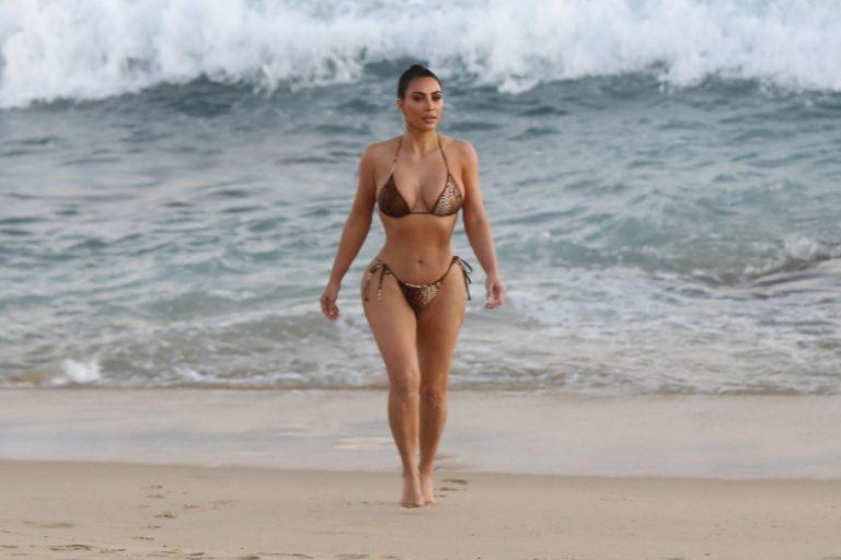 Kim Kardashian Wears Bikini In Malibu (11 Pics) 6