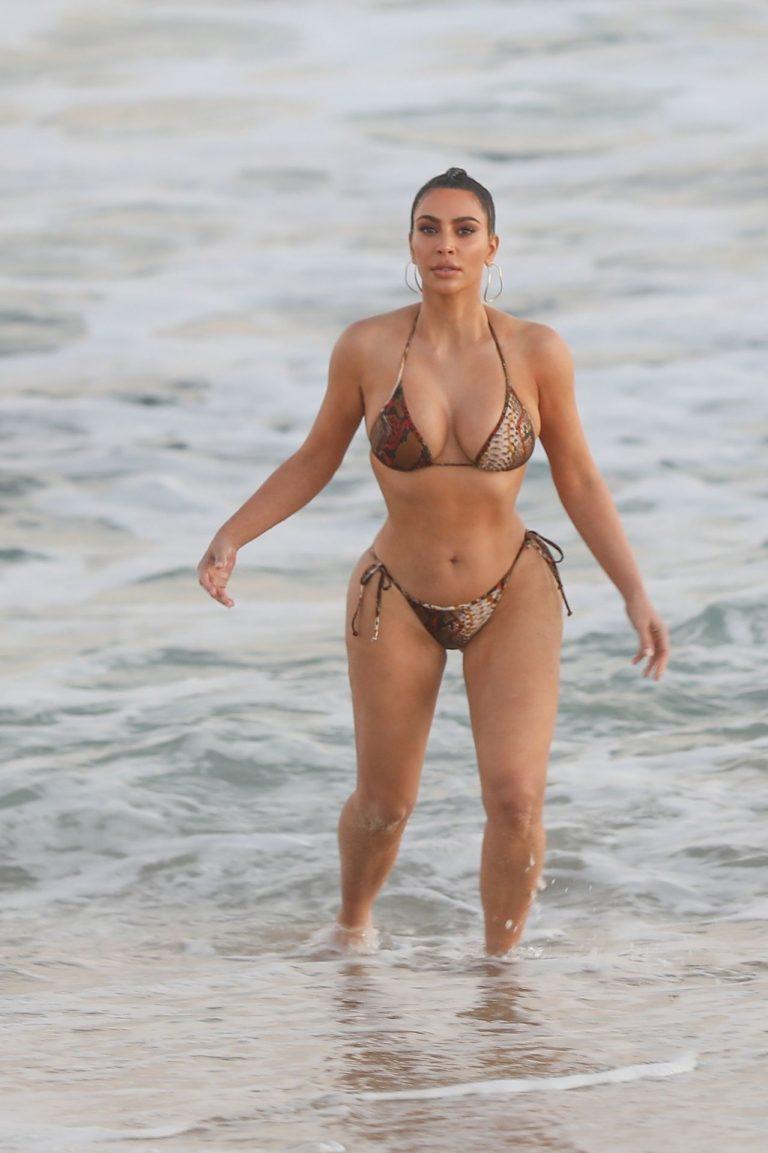 Kim Kardashian Wears Bikini In Malibu (11 Pics) 7