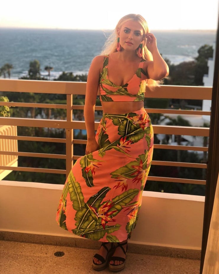 51 Lucy Fallon Nude Pictures Will Make You Slobber Over Her 40