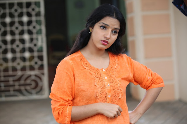 Malayalam Beauty Malavika Menon Latest Pics In Saree 10