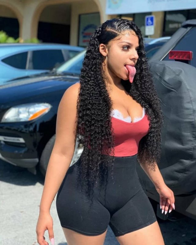 Her Tongue Is Her Money: Mikayla Saravia Has A 16,5 cm Long Tongue 3