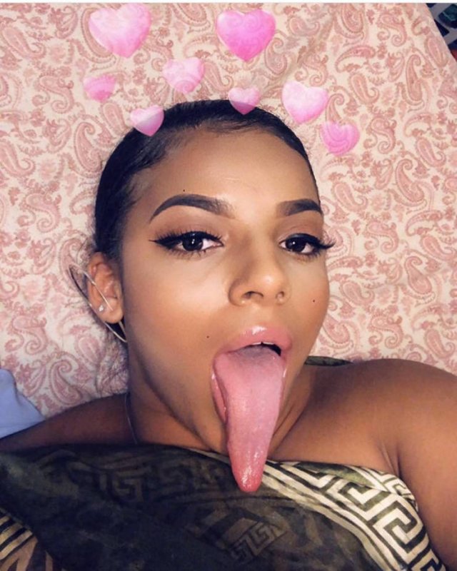 Her Tongue Is Her Money: Mikayla Saravia Has A 16,5 cm Long Tongue 4