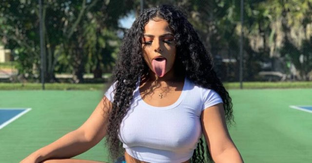 Her Tongue Is Her Money: Mikayla Saravia Has A 16,5 cm Long Tongue 173