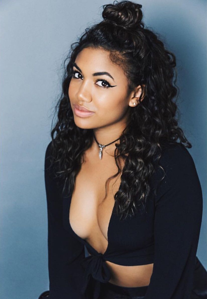 paige hurd sexy cleavage