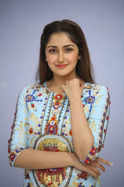 Cute Actress Sayesha Saigal Latest Photos 7