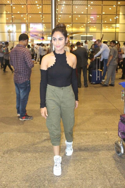 Krystle D'Souza Snapped At Mumbai Airport 38