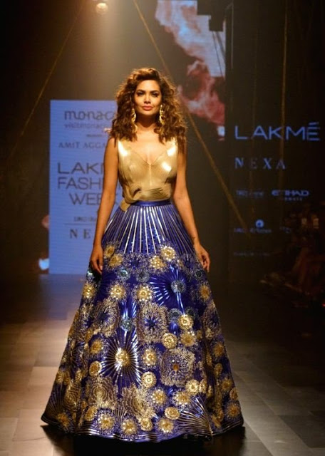 Actress Esha Gupta Walks The Ramp In Fashion Show 10