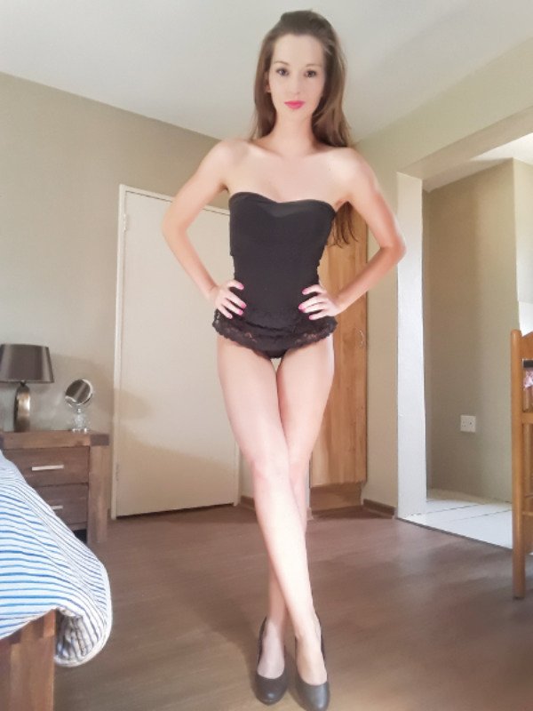 30+ Sexy Girls With Beautiful Legs 28