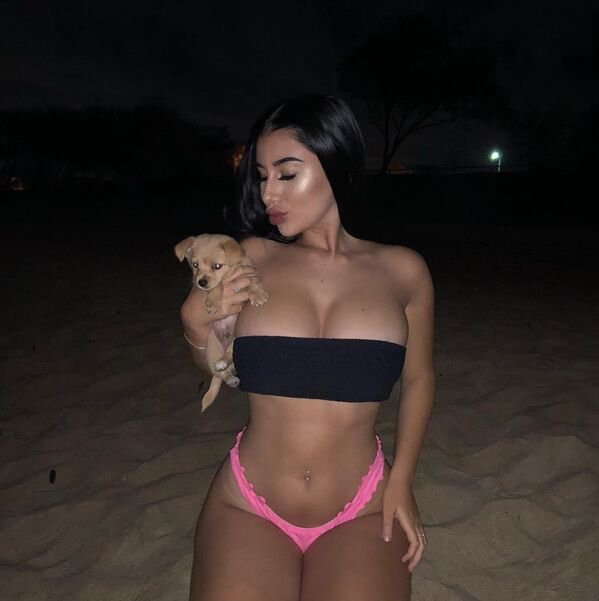 38 Sexy And Cute Girls With Puppies 24