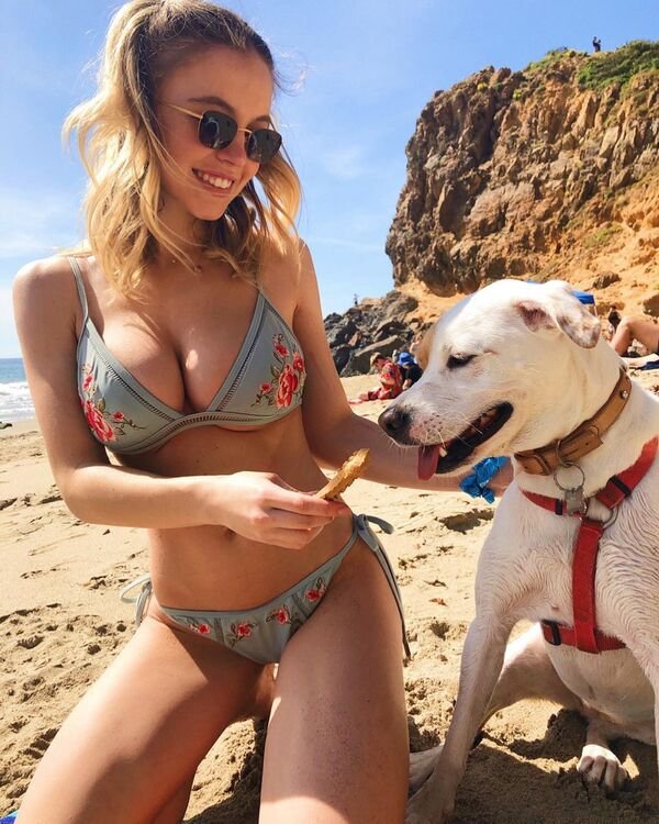 38 Sexy And Cute Girls With Puppies 30