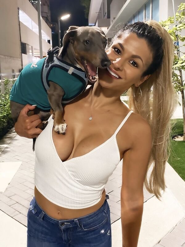 38 Sexy And Cute Girls With Puppies 6