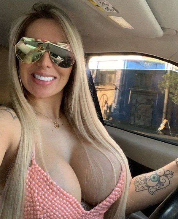 37 Sexy Car Selfies.