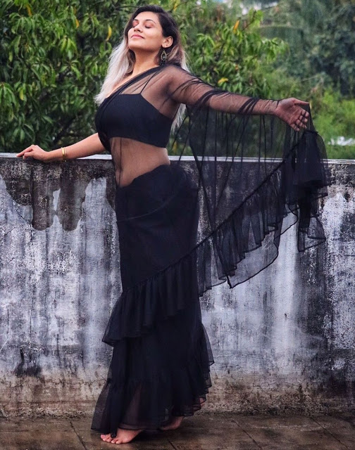 Hot Model Soniya Varma Latest Navel Pics In Black Saree 3