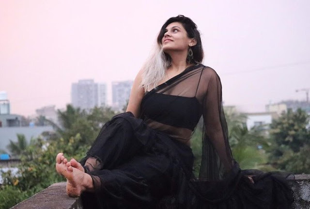 Hot Model Soniya Varma Latest Navel Pics In Black Saree 20