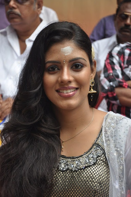 Tamil Actress Iniya Latest New Pics At Shooting Spot 47