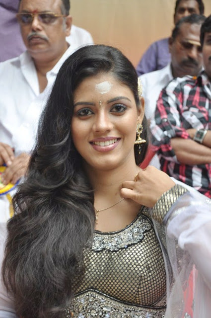 Tamil Actress Iniya Latest New Pics At Shooting Spot 15