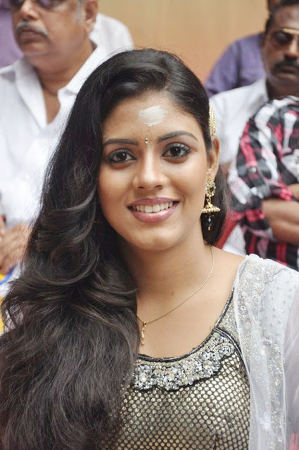 Tamil Actress Iniya Latest New Pics At Shooting Spot 17