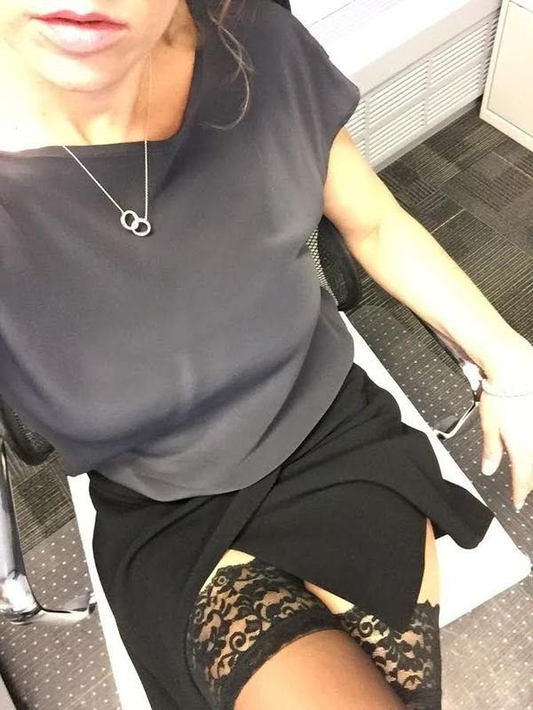 Girls taking naughty selfies while Bored At Work : Chivettes bored at work (28 Photos) 7