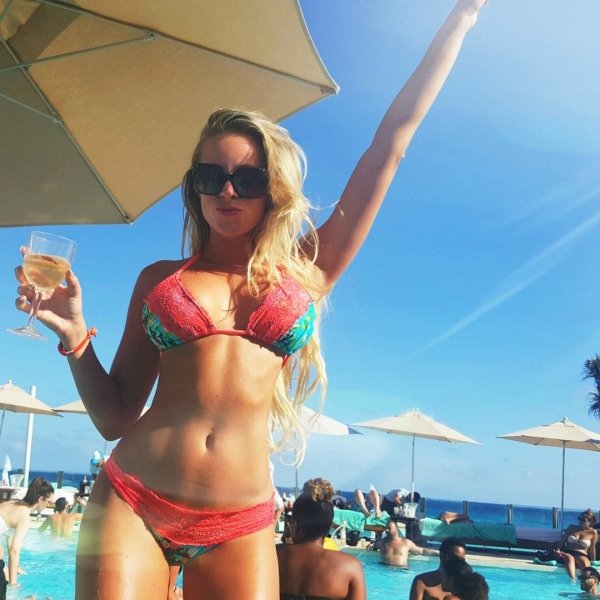 Beautiful women in their sexiest bikinis are a dream come true now (112 Photos) 300