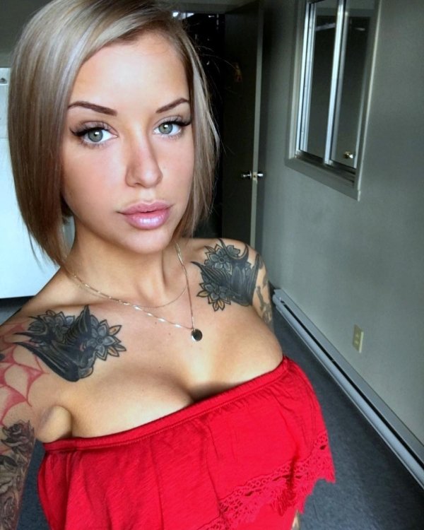 The beautiful girl Laurence Bédard and sexy tattoo (26 photos) 4