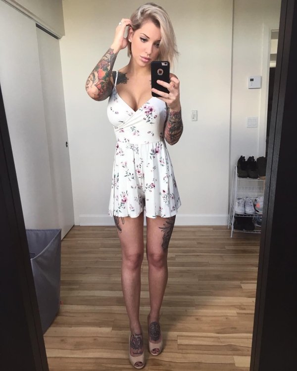 The beautiful girl Laurence Bédard and sexy tattoo (26 photos) 89