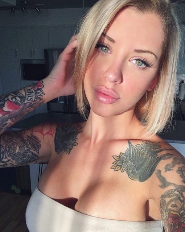 The beautiful girl Laurence Bédard and sexy tattoo (26 photos) 41