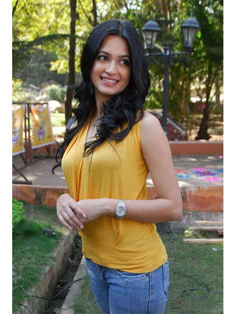 Beautiful Actress Kriti Kharbanda Latest Pics In Yellow Sleeveless Dress 32