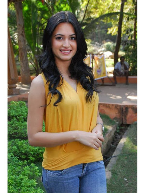 Beautiful Actress Kriti Kharbanda Latest Pics In Yellow Sleeveless Dress 5