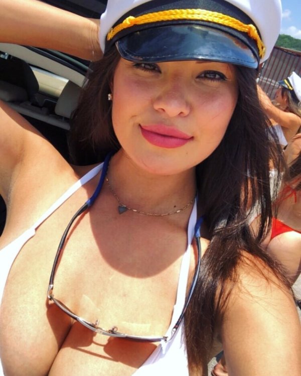 Selfies with a side of serious cleavage (70 Photos) 54