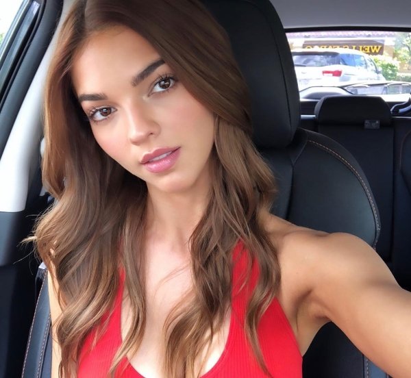 Selfies with a side of serious cleavage (70 Photos) 35