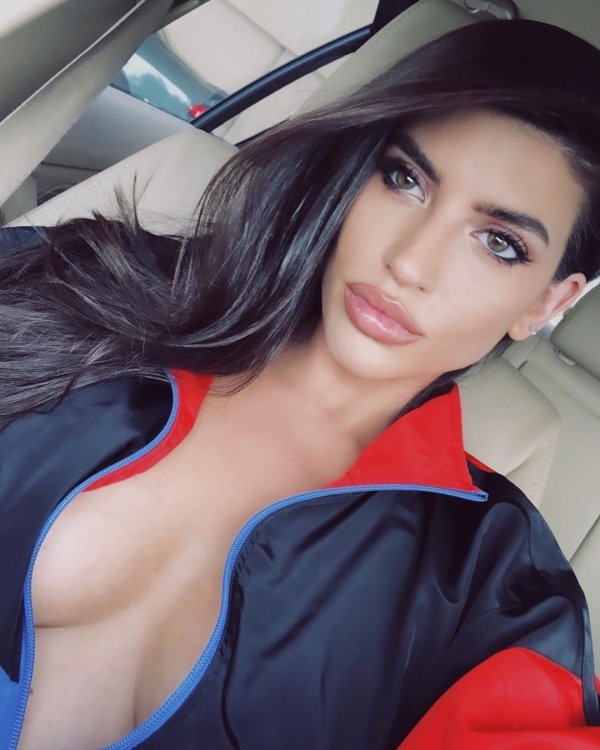 Selfies with a side of serious cleavage (70 Photos) 33