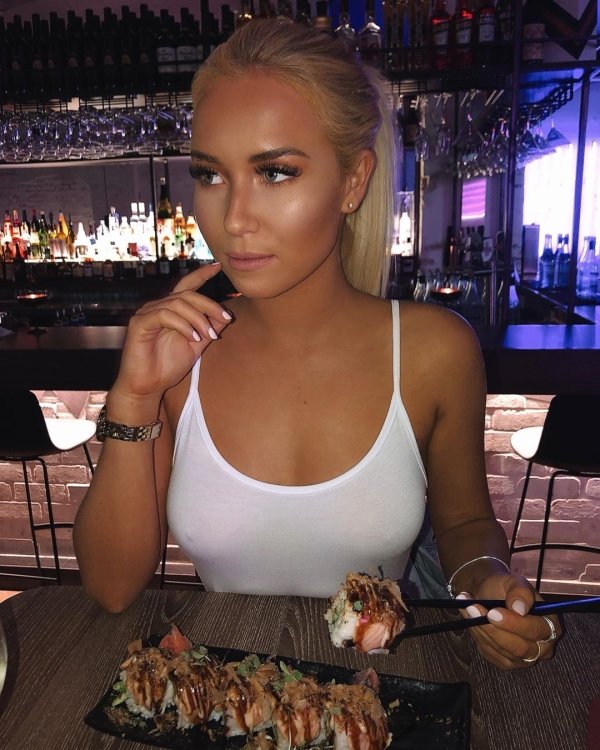 Attractive Females Wearing White T-Shirts .White t-shirt contest, who wants to be a judge? (56 Photos) 173