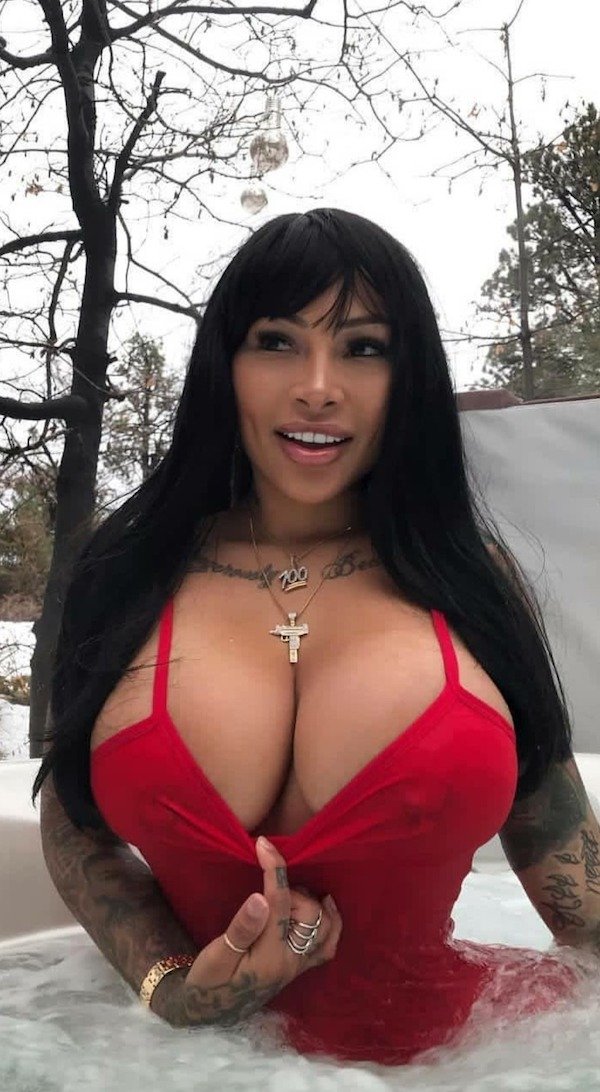 Busty Girls (30 pics)