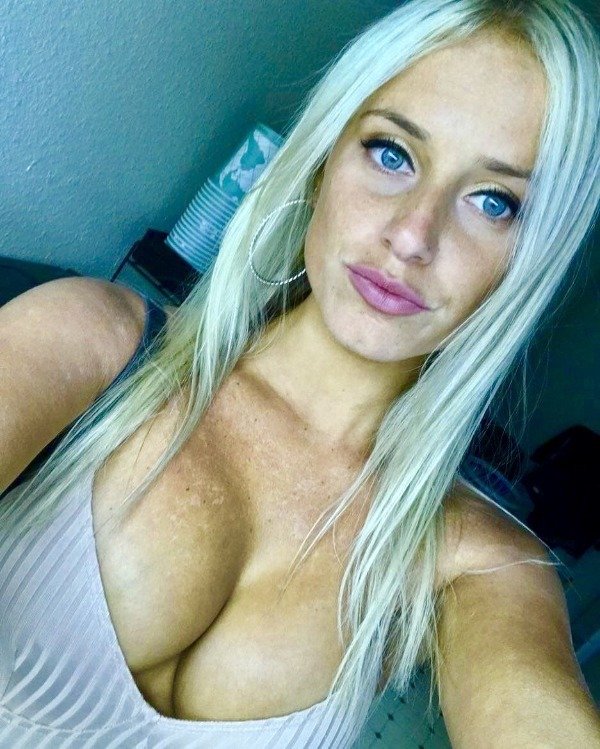 Sexy and Gorgeous Women Posting Bikini Pictures on Facebook. Saturday Cleavage is rolling right along this summer (30 Photos) 105