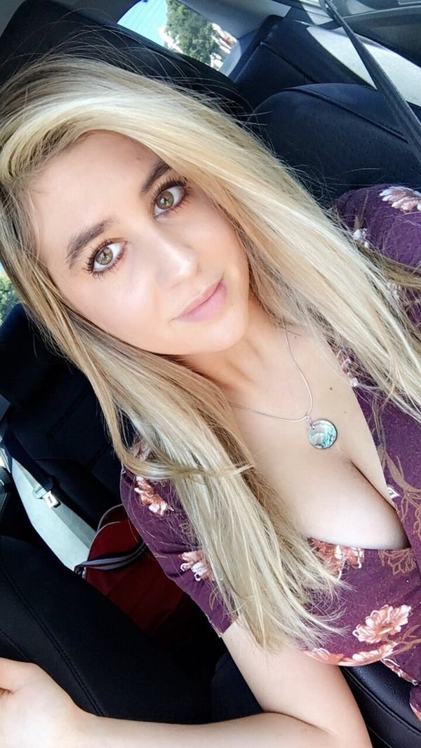 Hotness Gallery of cute girls taking car selfies .PSA: Come to a complete stop before taking a Car Selfie (33 Photos) 671