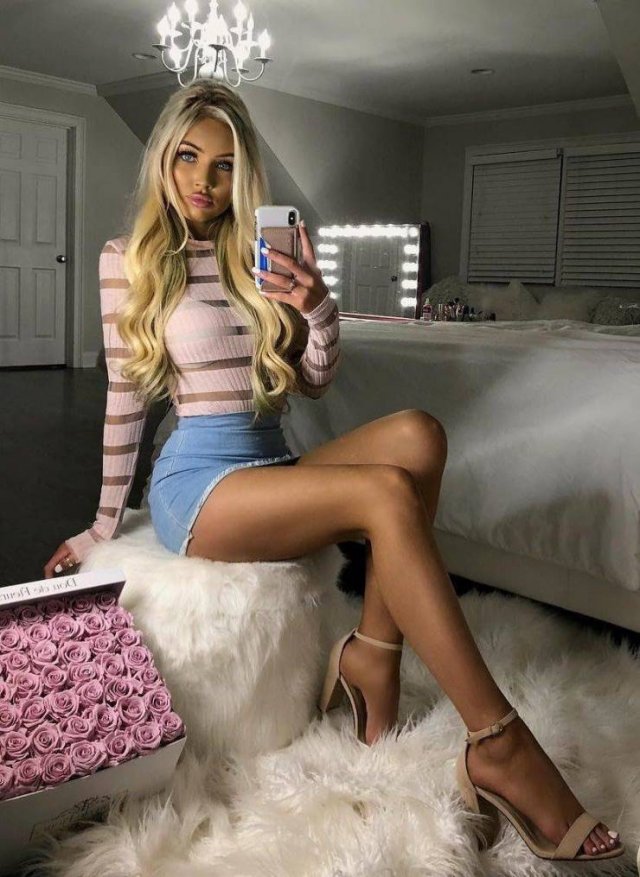 50 Sexy Girls With Beautiful Legs 20