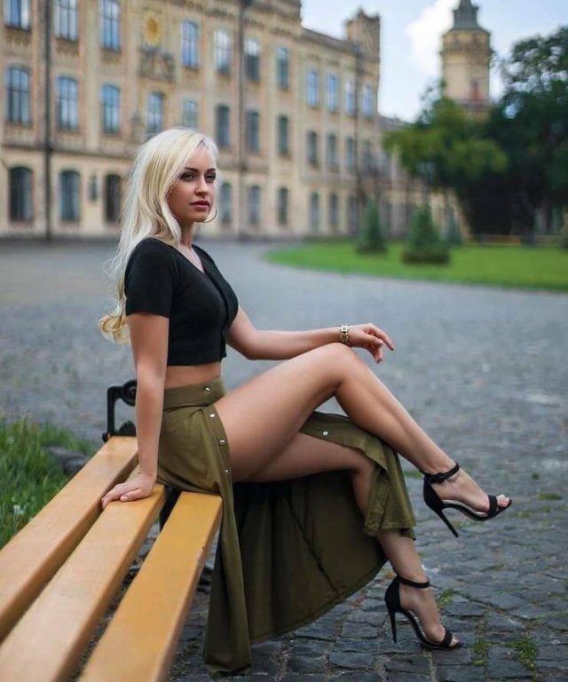 50 Sexy Girls With Beautiful Legs 37