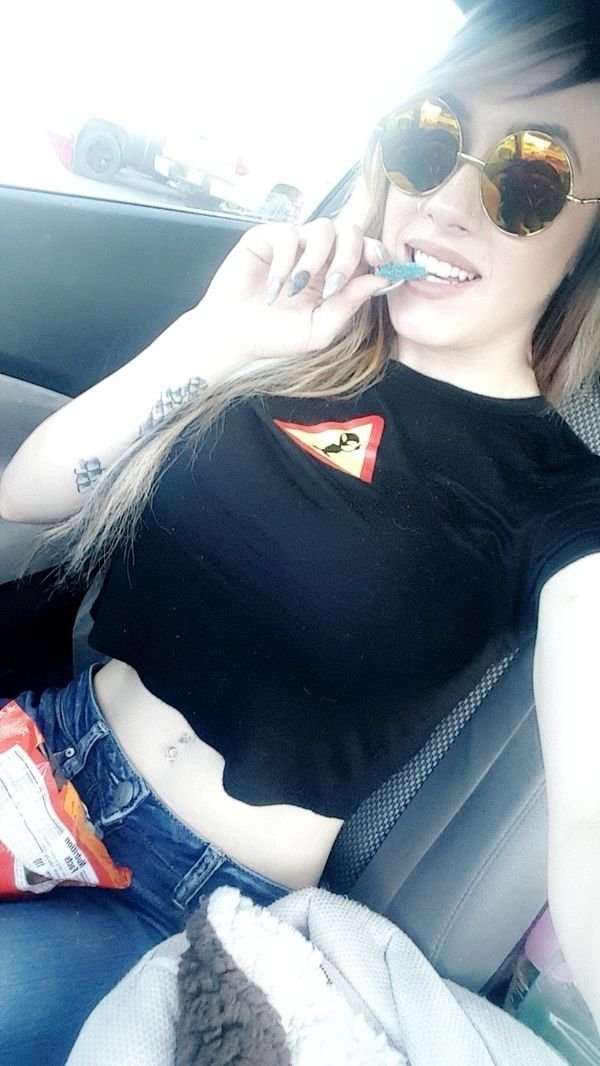 Hotness Gallery of cute girls taking car selfies .PSA: Come to a complete stop before taking a Car Selfie (33 Photos) 433