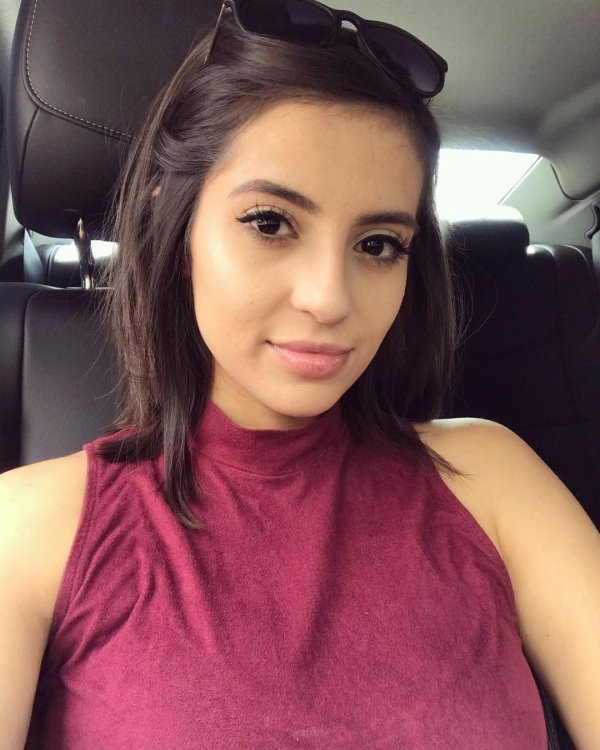 Hotness Gallery of cute girls taking car selfies .PSA: Come to a complete stop before taking a Car Selfie (33 Photos) 690