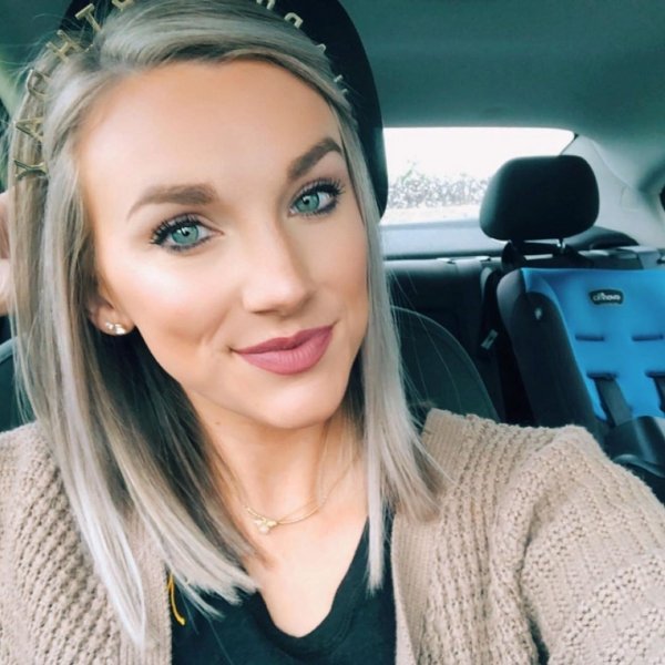 Hotness Gallery of cute girls taking car selfies .PSA: Come to a complete stop before taking a Car Selfie (33 Photos) 30