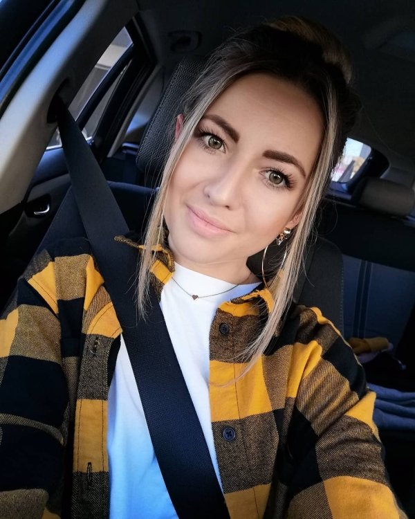Hotness Gallery of cute girls taking car selfies .PSA: Come to a complete stop before taking a Car Selfie (33 Photos) 422