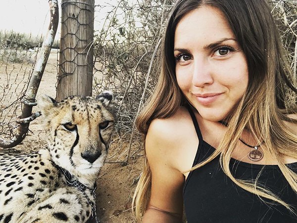 Meet Lisa, the cute wildlife worker who raised a pack of cheetahs (38 Photos & Video) 43