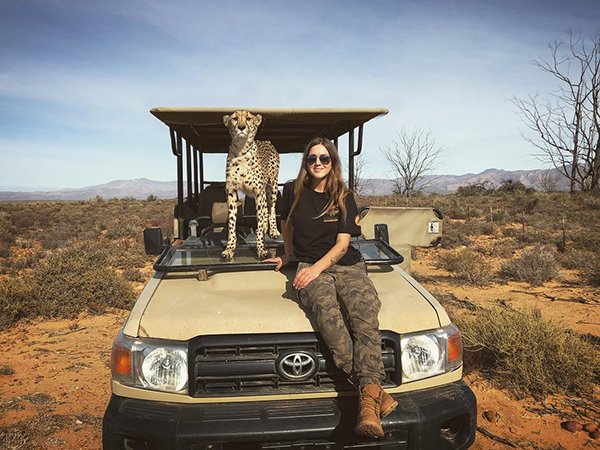 Meet Lisa, the cute wildlife worker who raised a pack of cheetahs (38 Photos & Video) 95