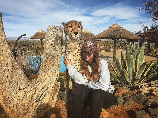 Meet Lisa, the cute wildlife worker who raised a pack of cheetahs (38 Photos & Video) 27