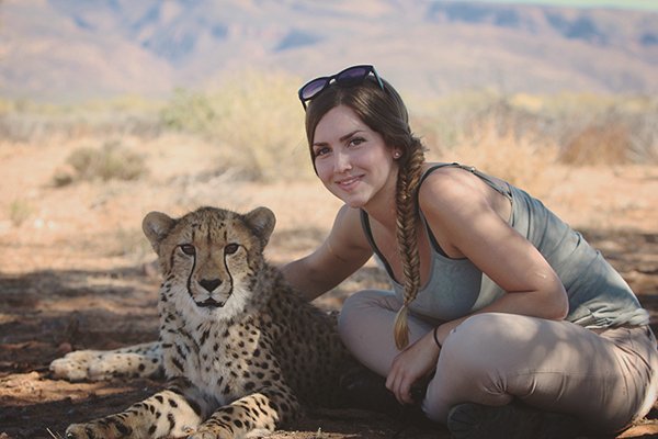 Meet Lisa, the cute wildlife worker who raised a pack of cheetahs (38 Photos & Video) 28