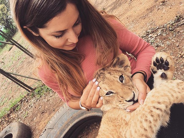 Meet Lisa, the cute wildlife worker who raised a pack of cheetahs (38 Photos & Video) 5