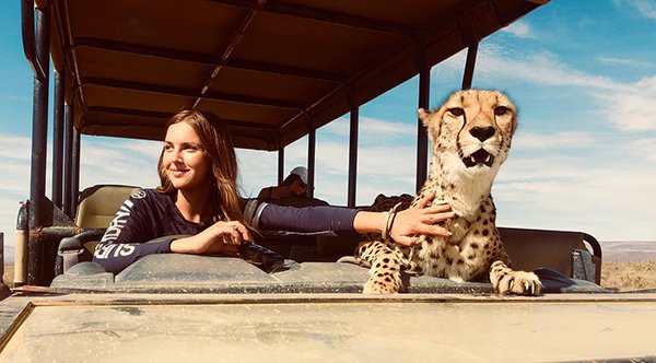 Meet Lisa, the cute wildlife worker who raised a pack of cheetahs (38 Photos & Video) 38