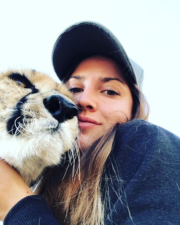 Meet Lisa, the cute wildlife worker who raised a pack of cheetahs (38 Photos & Video) 11